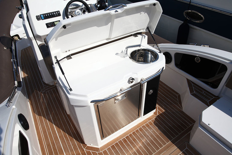Le bloc-cuisine placé au dos du siège de pilotage propose de série un évier, un frigo, un plan de travail et un placard.