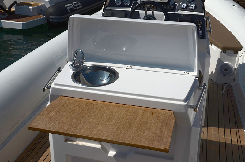 Le bloc-cuisine est situé au dos du siège de pilotage. A l’évier inox et à la tablette escamotable peuvent s’ajouter les options réchaud et réfrigérateur.