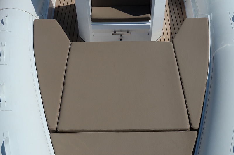 Le solarium avant possède de belles dimensions (204 x 161 cm) et couvre trois coffres de rangement, mais pas suffisamment grands pour y loger des skis.