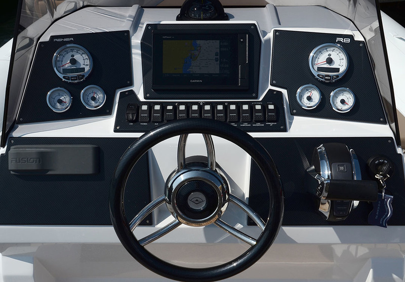 Le tableau de bord est à citer en exemple. Spacieux et bien agencé, il intègre une centrale de navigation Garmin et permet une bonne lecture des instruments.