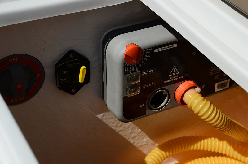 Dans le coffre arrière latéral tribord sont regroupés le coupe-batteries, le disjoncteur du guindeau et le gonfleur électrique, offert de série.