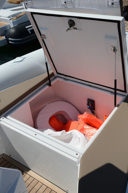 Le coffre central avant, situé sous le matelas de bain de soleil, s’ouvre en grand. Les vérins pneumatiques et le joint de caoutchouc n’ont pas été oubliés.


