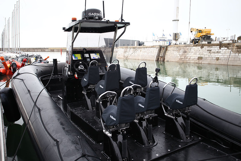 Une série de sept sièges à suspension Ullman permet d’améliorer le confort lors des navigations rapides tout temps. Leur nombre et leur disposition sont « à la carte ». 