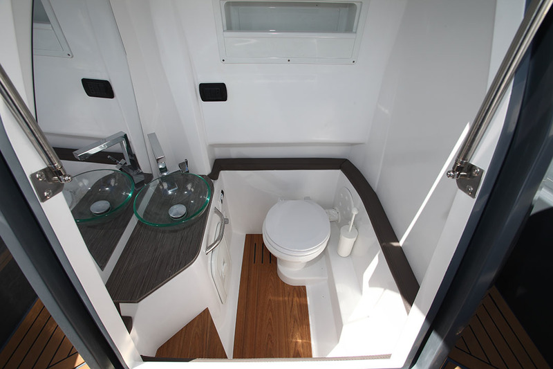 Il est rare de trouver, à bord d’un semi-rigide de jour, un abri de console aussi volumineux et bien équipé : lavabo, WC marin, douche avec eau chaude…