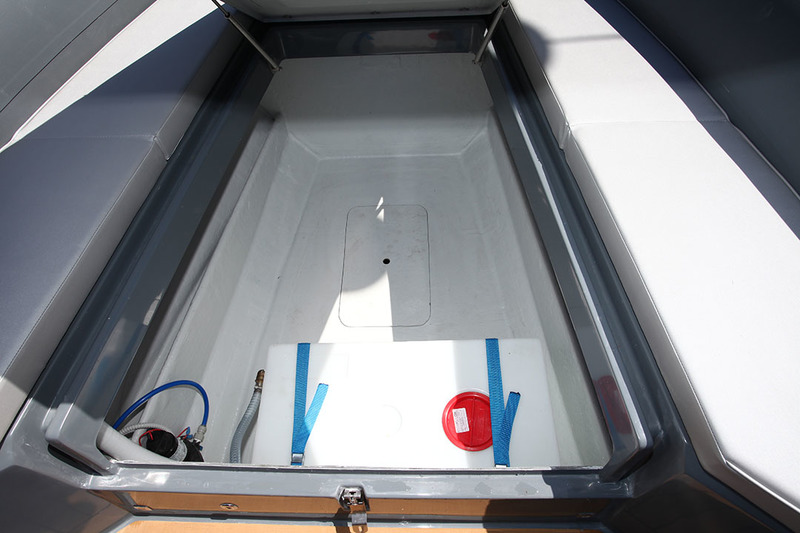 L’énorme coffre, situé sous le solarium avant, intègre le réservoir d’eau douce de 120 litres qui alimente les deux douches du bord.