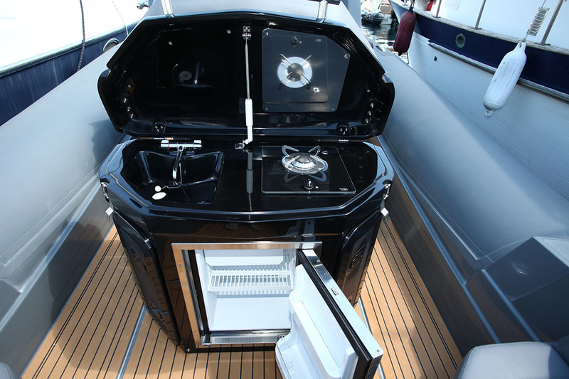 La kitchenette, située au dos du siège de pilotage, dispose de l’essentiel : évier, réchaud à gaz et réfrigérateur.