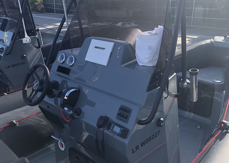 Valiant a soigné l’ergonomie de pilotage, avec des commandes rapprochées et à bonne hauteur, ainsi qu’un retrait de l’arrière de console pour prendre de bons appuis.