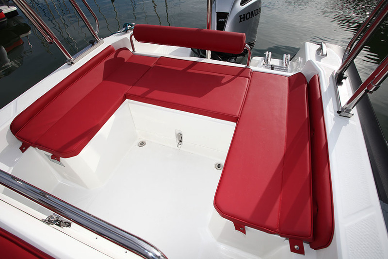 Une table disponible en option permet de profiter de cette banquette en U à l’heure du pique-nique. Quatre convives peuvent y prendre place confortablement.