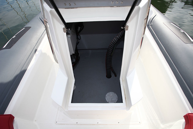 La face avant de la console ouvre sur un généreux rangement. Toutefois, il n’est pas prévu d’option WC, ne serait-ce qu’à cause de l’emplacement du conduit d’essence.