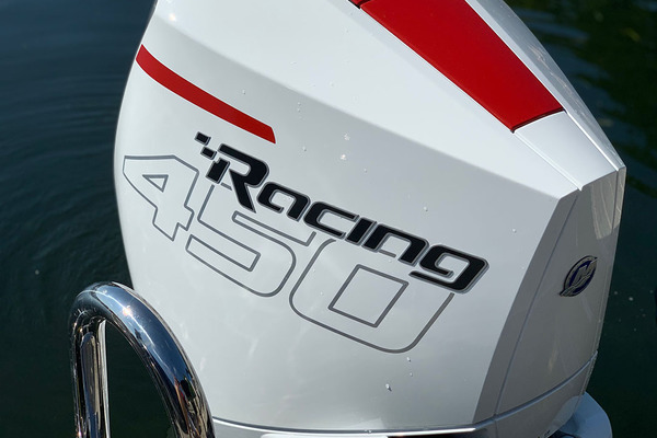 Grahisme Racing et insert de couleur pour le plus puissant des Mercury.