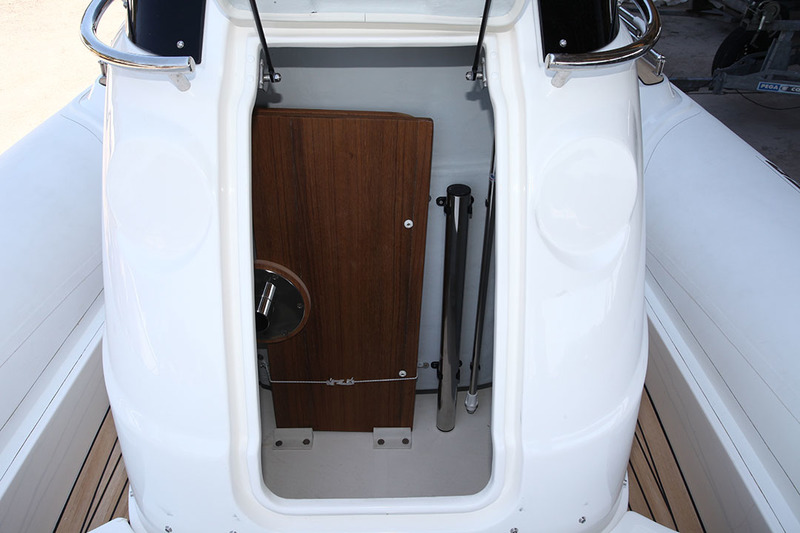 Bonne idée de la part du chantier : la table en teck du carré arrière et son pied possèdent leur rangement dédié dans la console de pilotage.