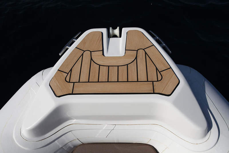 Discrète, la delphinière ne pénalise pas la ligne du bateau. Il est vrai que l’ancre est à poste dans l’écubier d’étrave. Une solution à la fois pratique et élégante.