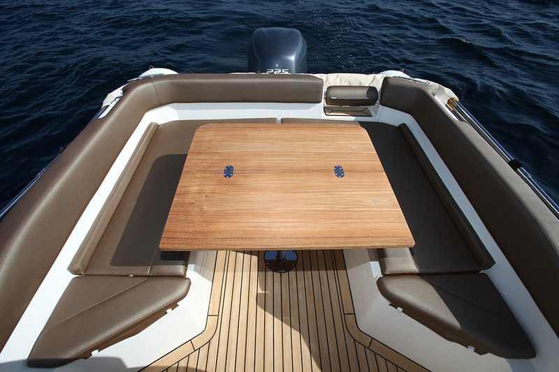 Le grand carré arrière en U bénéficie d’une table de belles dimensions. Il est possible de prendre place à six, confortablement, autour d’une collation.