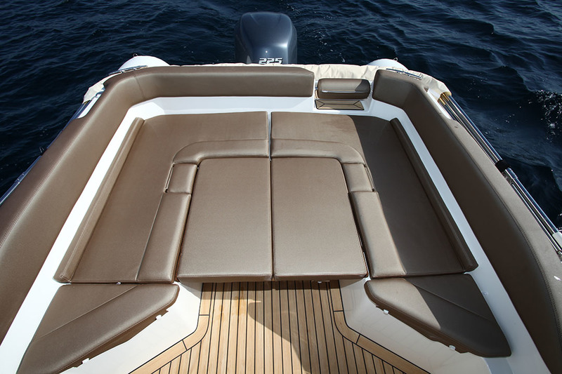 Il suffit de placer la table en position basse pour composer un solarium très spacieux. Notez, dans le dossier, la présence d’un passage pour accéder à la baignade.
