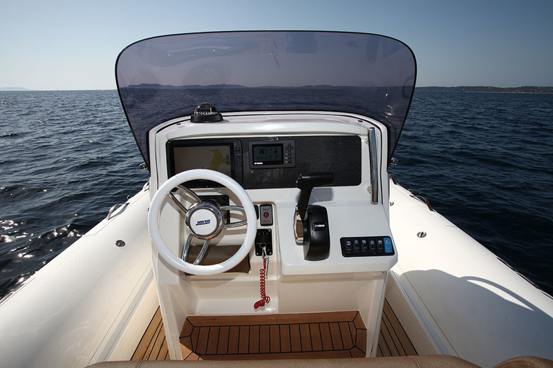 Le tableau de bord dispose d’une surface suffisante pour intégrer une centrale de navigation, l’écran Yamaha, et il reste de la place pour une VHF fixe et une sono.

