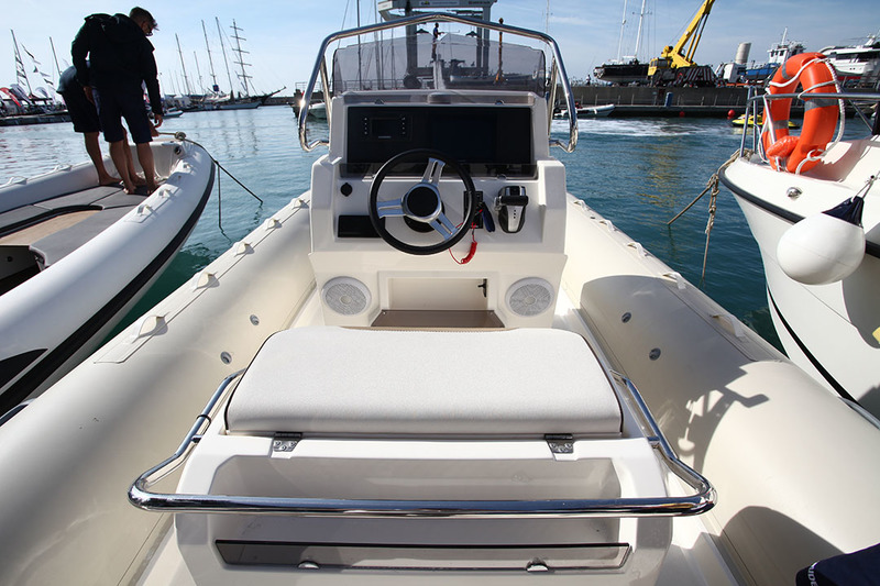 Grâce aux mains courantes du siège et de la console de pilotage, il est possible à trois passagers, de chaque bord, de naviguer assis sur les flotteurs, en sécurité.