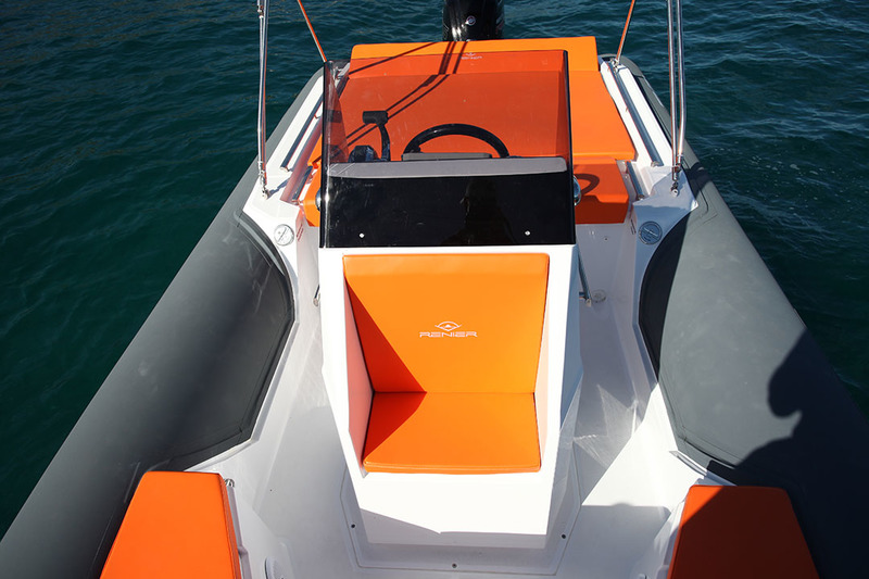 Le poste de pilotage, en position centrale, laisse de part et d’autre de larges passavants. Le siège moulé dans la console sera apprécié par beau temps.