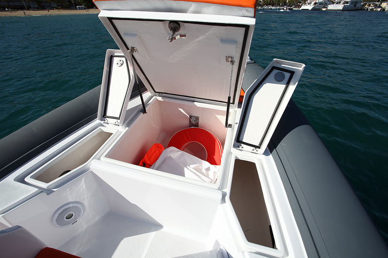 Le R6 ne manque de rangements ! A l’exemple des trois coffres sous le bain de soleil avant, tous dotés de joints de caoutchouc pour éviter les bruits en navigation. 