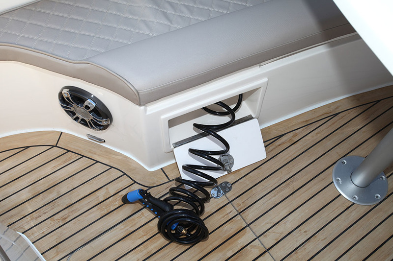 Détail pratique : un jet de rinçage alimenté par une pompe d’eau douce est incorporé dans la banquette avant bâbord.