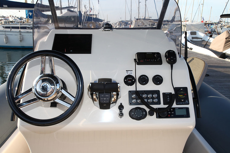 Le tableau de bord, spacieux, est en mesure d’intégrer un combiné à grand écran. Par contre, le compas n’est pas en face du pilote, et il manque un vide-poches.