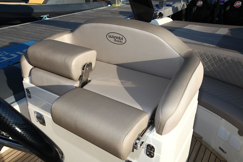 Si la position de pilotage debout est bien étudiée (1/2 assise relevable), celle assise est moins ergonomique (commandes éloignées et absence de repose-pieds).   