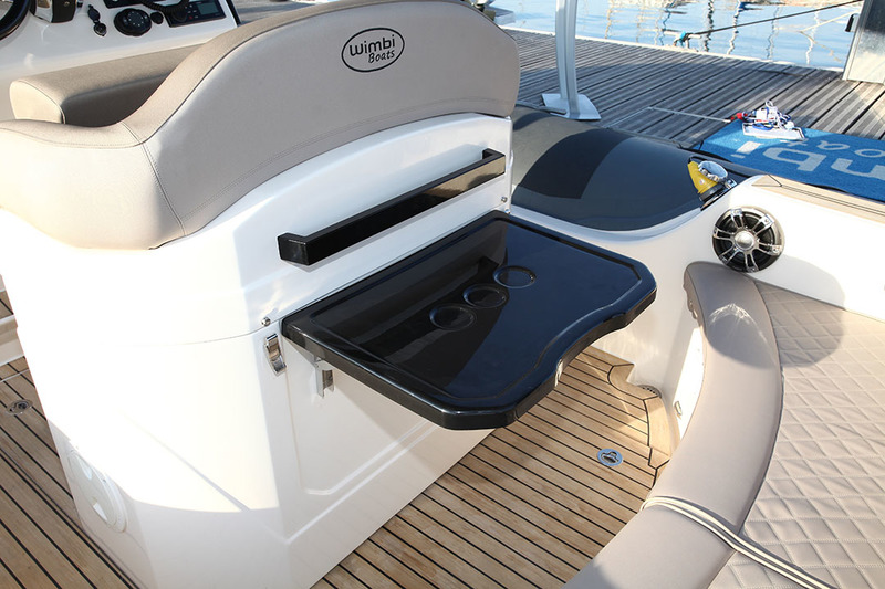 La table de la dînette avant est assez spacieuse pour les repas, mais celle située au dos du siège de pilotage est plutôt au format apéritif.