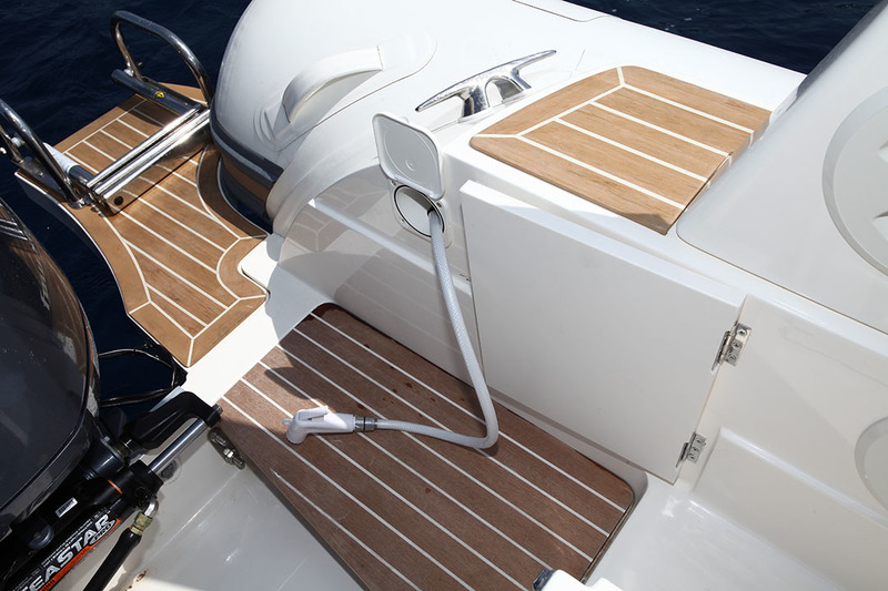 Bien vu le portillon de cockpit ouvrant sur la plateforme de bain bâbord ! La douchette est bien évidemment de la partie ainsi qu’une sangle sur le flotteur.
