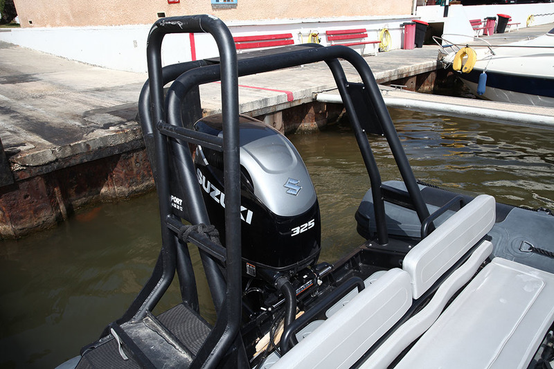 A bord du Patrol 860, l’accastillage est herculéen, à l’image du roll-bar qui sert de support à l’échelle de plongée. 