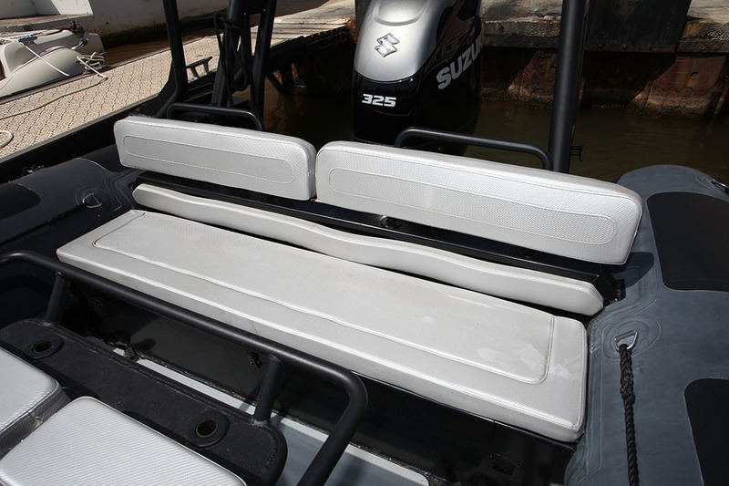 Après une bonne plongée, le confort d’une banquette n’est pas de refus. Quatre passagers peuvent y prendre place. Le leaning-post offre deux supports de cannes.