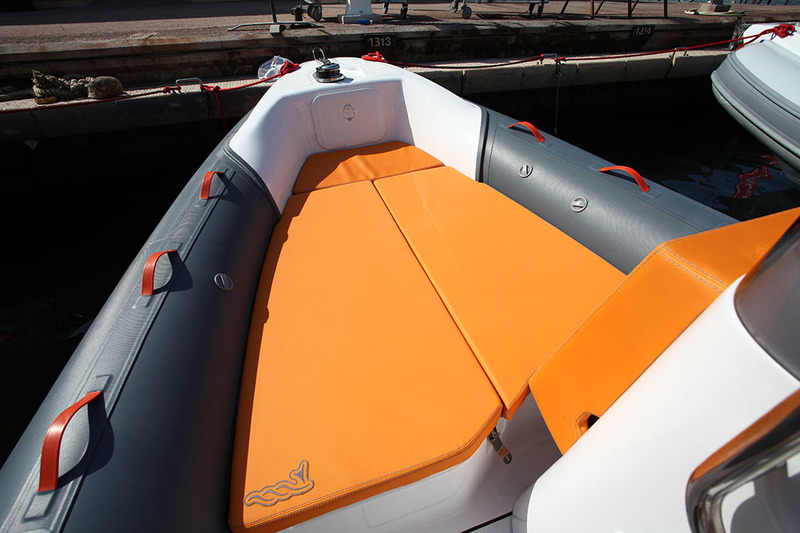 D’une belle surface, le solarium avant ne comporte pas de rallonge. Par contre, le matelas manque un peu de moelleux…