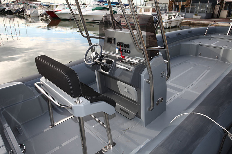 Le poste de pilotage biplace est à la fois ergonomique et protecteur. Les commandes sont à bonne distance et le cale-pieds permet de piloter semi-assis.