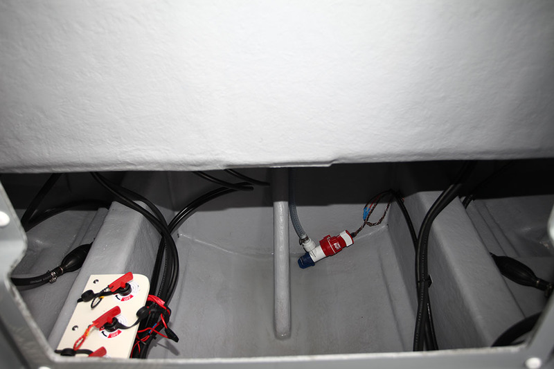 La soute n’est pas des plus volumineuses et ne dispose pas de double fond. A gauche, les coupe-circuits pour trois batteries (deux de démarrage et une de service).

