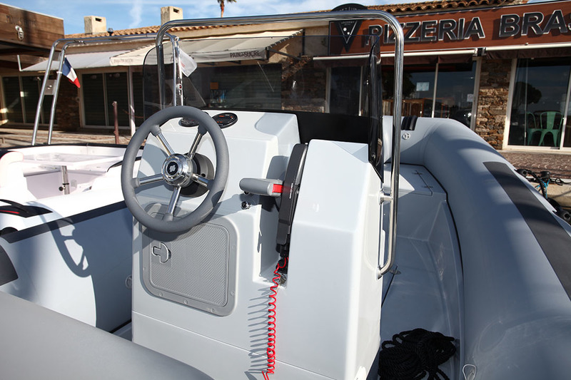 Bien vu : la console de pilotage comporte une encoche pour l’intégration du boîtier de commandes. Sous le volant, une petite boîte à gants.