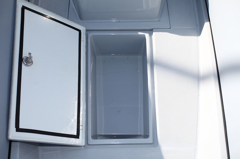 Selva a pensé aux pêcheurs : cette belle cale avant, enduite de gel-coat brillant, peut être équipée en vivier. Cet équipement sera optionnel.