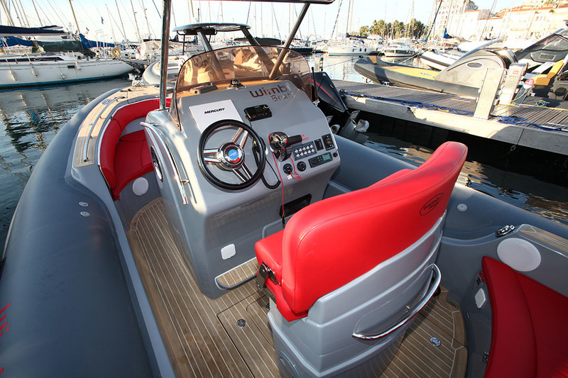 Malgré le poste de pilotage biplace volumineux, les espaces de circulation sont préservés. Le teck véritable sera apprécié des amateurs de yachting.

