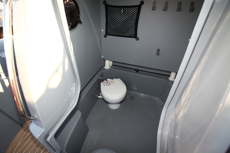 Grâce à son volume généreux, la console fait office de cabinet de toilette avec WC marin et… douche !