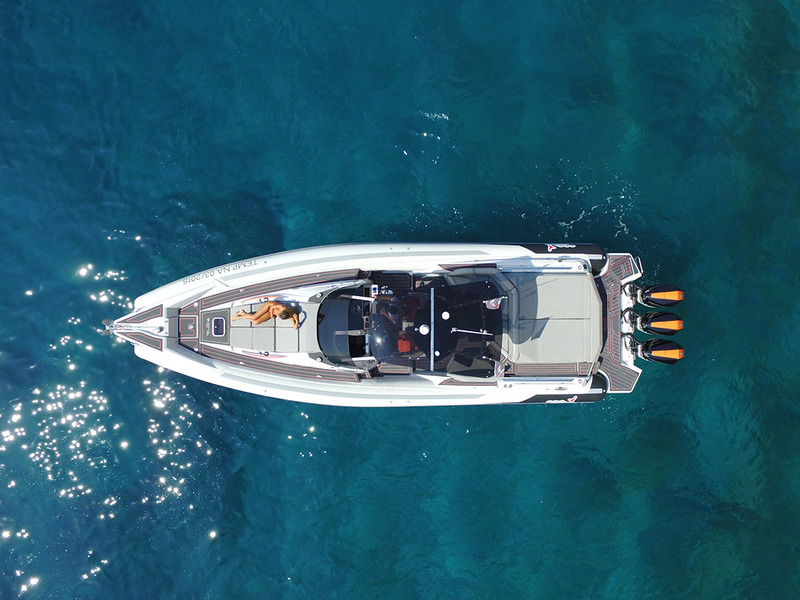 Sous le soleil exactement (merci le drone !). Les belles proportions du Mito 40, avec ses deux solariums et son hard-top fumé translucide, assorti au pare-brise.

