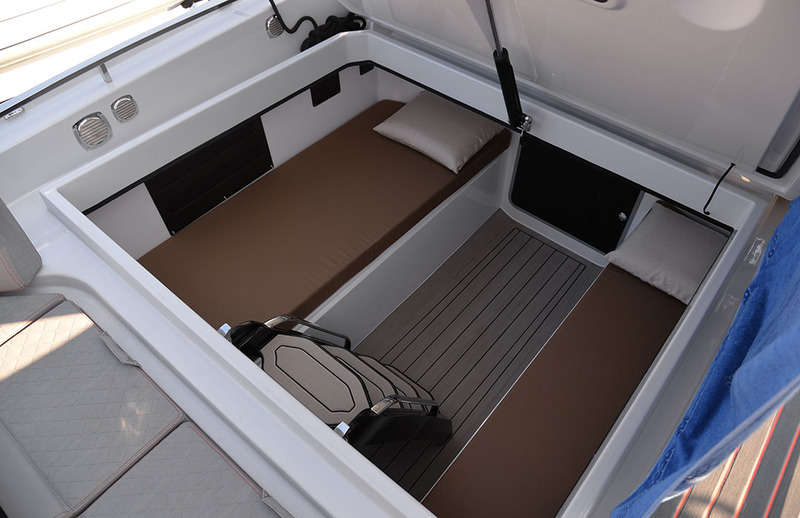 Bonne surprise : le grand volume de cale arrière est aménageable en une seconde cabine avec lits jumeaux. De quoi partir en croisière en famille !