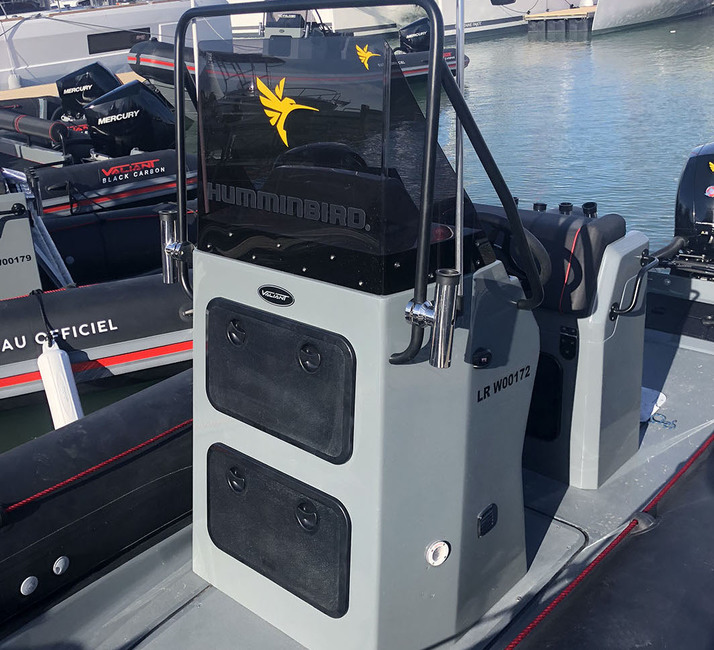 La console et le siège de pilotage sont décalés sur tribord, laissant un confortable passavant à bâbord.