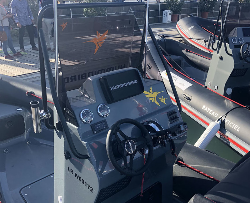 Cette nouvelle console est bien organisée grâce à un tableau de bord spacieux permettant d’intégrer un combiné Humminbird grand écran et une VHF fixe.
