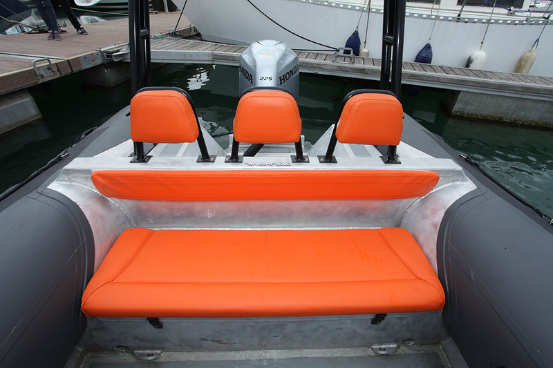 Banquette pleine largeur pour recevoir trois passagers. Les dossiers individuels, haut placés, sont un facteur de sécurité en navigation rapide dans la mer formée.