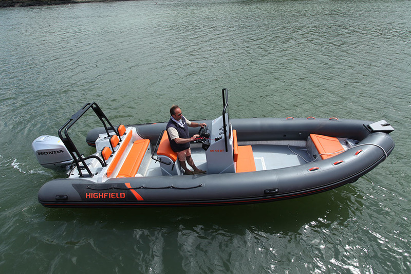 Le profond cockpit du Patrol 700 comporte un espace libre important à l’avant et un large passage à bâbord, ce qui n’est pas pour déplaire aux pêcheurs.