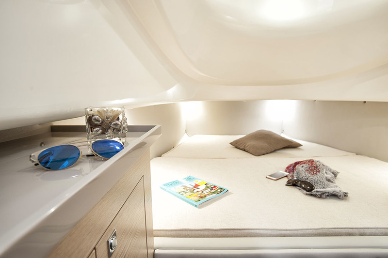 La cabine, bien qu’élégante met aussi l’accent sur la fonctionnalité avec l’absence de vaigrage au plafond dont le polyester gel-coaté brillant reste apparent.