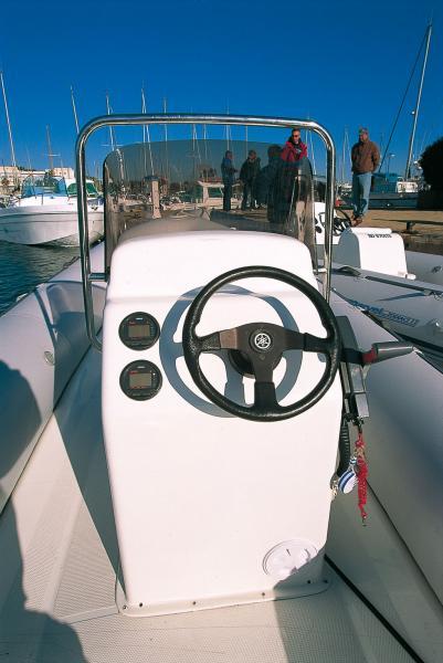 La console de pilotage étroite dégage des passages de chaque côté.