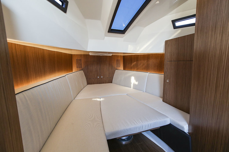 Belle présence du bois et hauteur sous barrots d’1,96 m dans la cabine avant. Le couchage se transforme en un petit carré. Pour prendre le petit déjeuner en amoureux ?