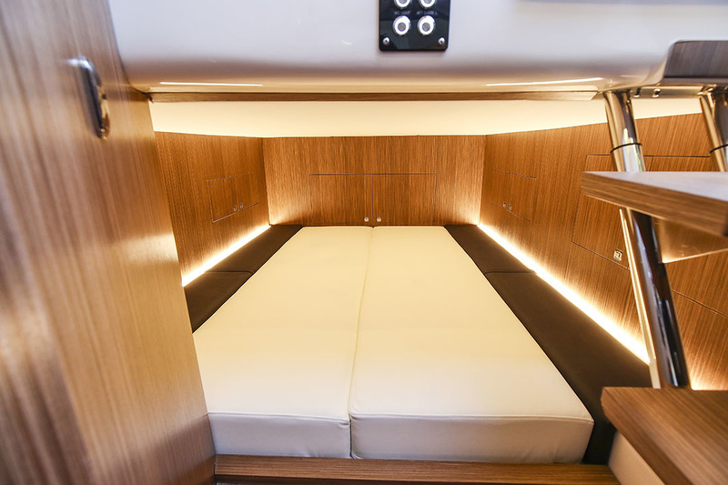 Certes la deuxième cabine, située sous le cockpit, ne possède plus la hauteur sous barrots, mais elle dispose d’un couchage de grandes dimensions : 202 x 170 cm.
