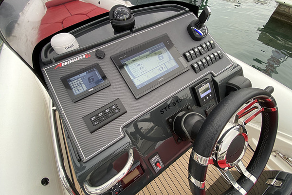 Vue d’ensemble du système sur le Lomac AD 8.5. Au premier plan, l’écran multifonction et le pilote auto, puis le Garmin, le joystick et le boîtier de commandes