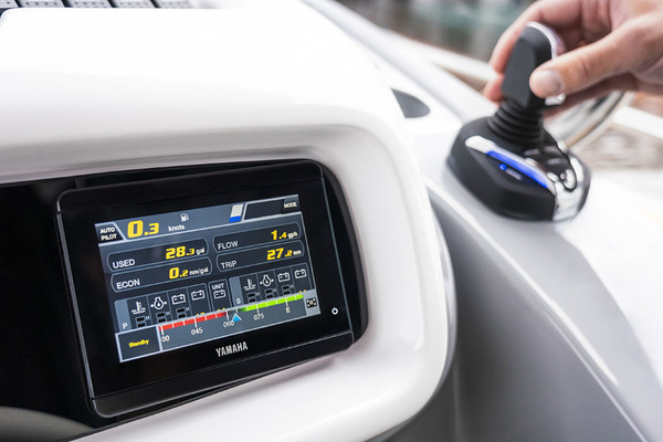 Le nouvel écran tactile Yamaha séduit par le confort de sa lecture et les innombrables informations qu’il met à disposition du pilote.