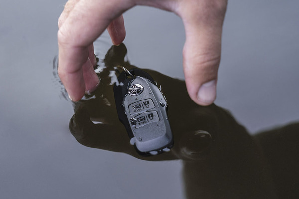 En cas de maladresse, pas de stress ! La clé à télécommande fournie par Yamaha est à la fois flottante et étanche.