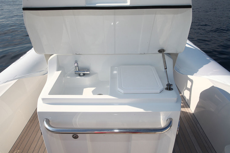 Comme souvent, le bloc-cuisine est adossé au siège de pilotage. L’évier moulé, la planche à découper et la tablette apportent une touche de confort lors des escales.